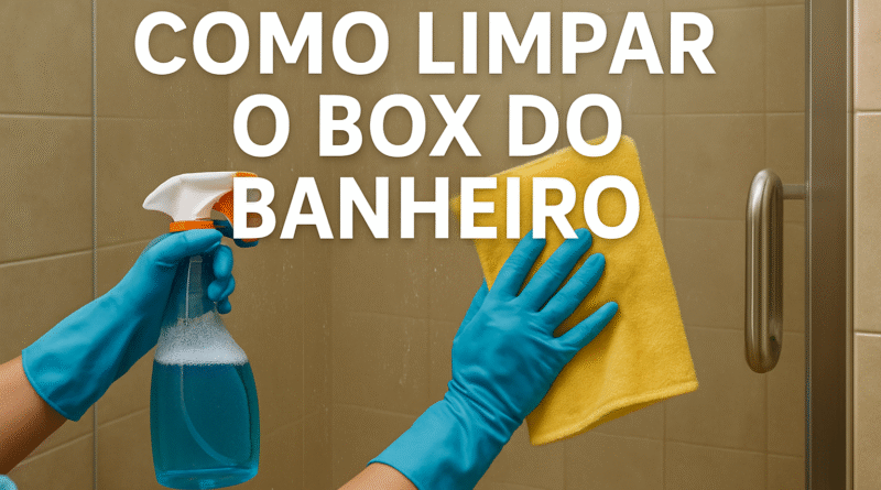 Pessoa usando luvas azuis limpa um box de banheiro com um pano amarelo e borrifa um produto de limpeza no vidro, com a frase em destaque “COMO LIMPAR O BOX DO BANHEIRO” escrita na parte superior da imagem.